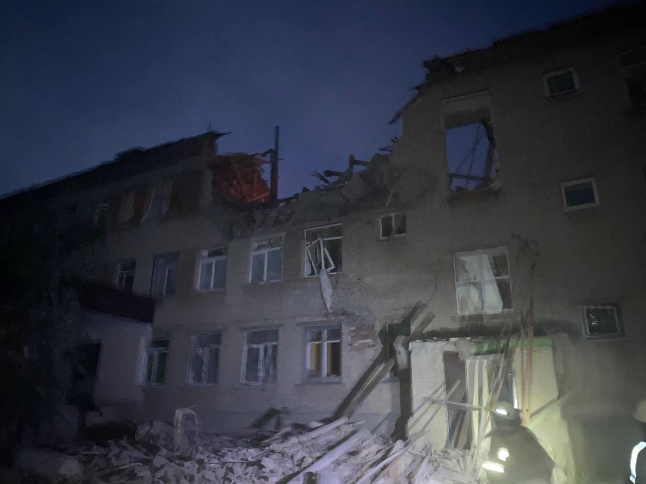 В Николаевке обстреляли интернат: под завалами могут быть люди (ФОТО) 1