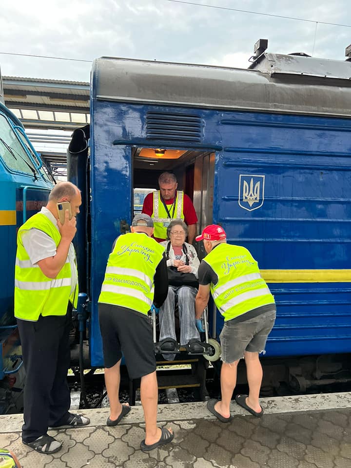 До Кропивницького прибув перший евакуаційний потяг з Донеччини. Ним виїхали 136 людей (ФОТО) 4
