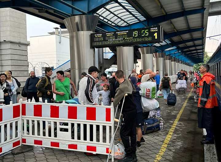 До Кропивницького прибув перший евакуаційний потяг з Донеччини. Ним виїхали 136 людей (ФОТО)