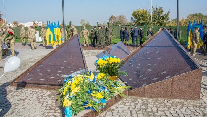 памятник украинским защитникам в Мариуполе