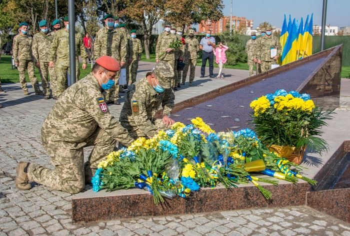 памятник украинским защитникам в Мариуполе