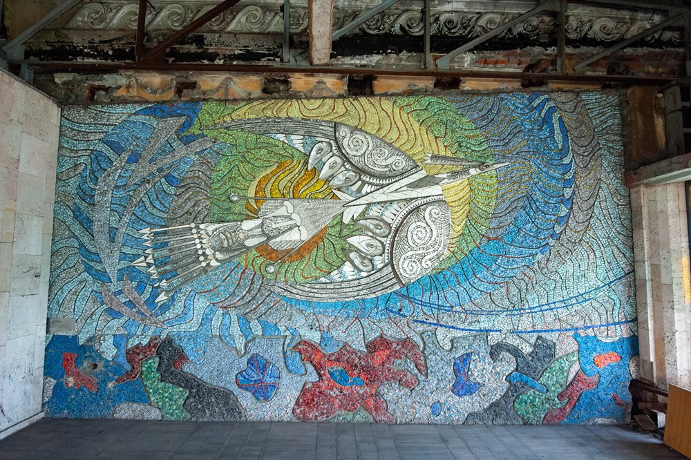 Восстановлению не подлежит. В Мариуполе уничтожили уникальную мозаику “Металлурги” и работы Аллы Горской 1
