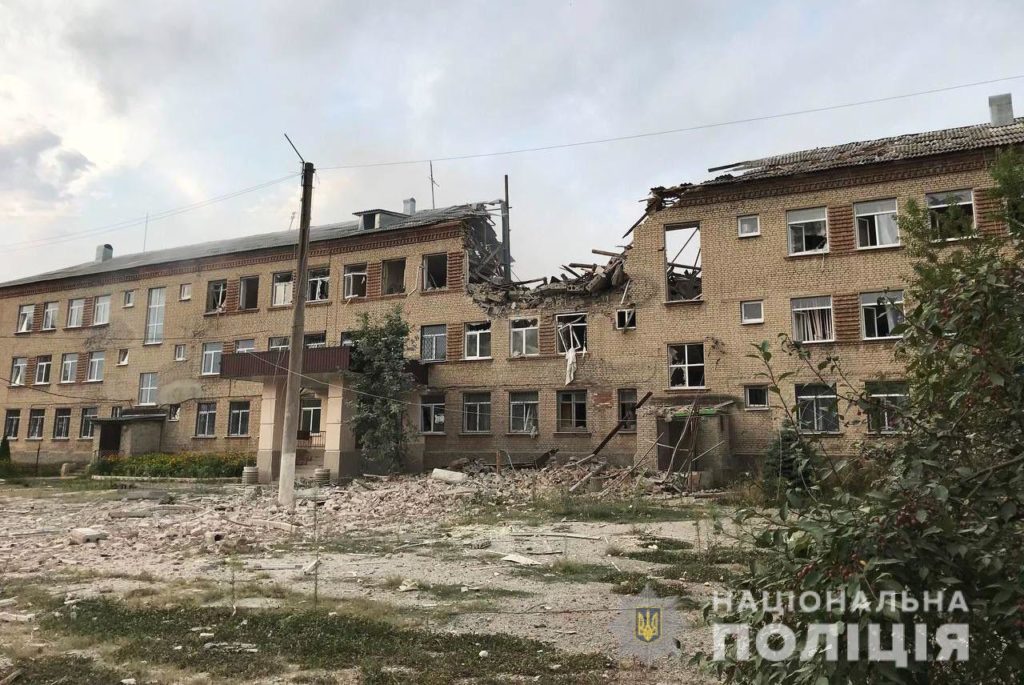 У Миколаївці обстріляли інтернат: під завалами можуть бути люди (ФОТО)