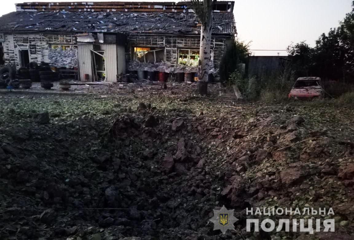воронка на месте обстрела в Донецкой области
