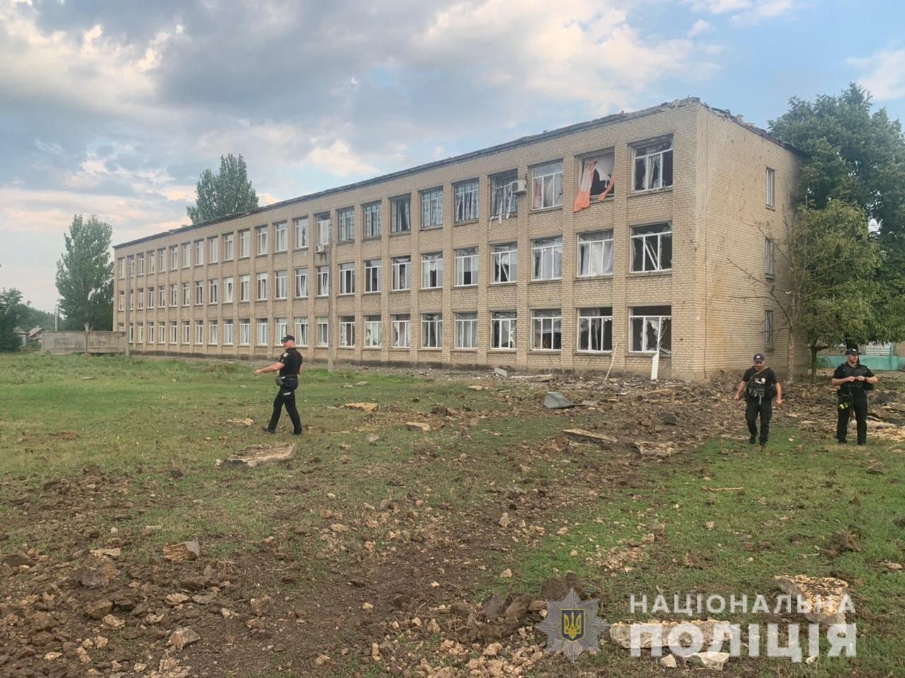 последствия обстрела школы в Донецкой области