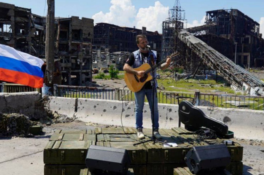 Оккупанты провели концерт на руинах “Азовстали”