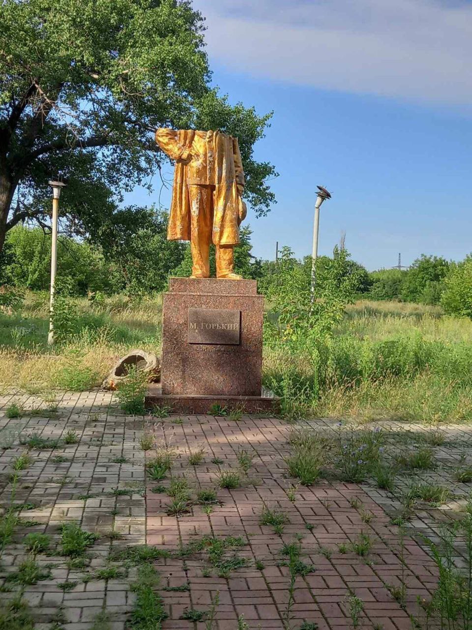 пошкоджений пам'ятник Максиму Горькому в Часів Ярі