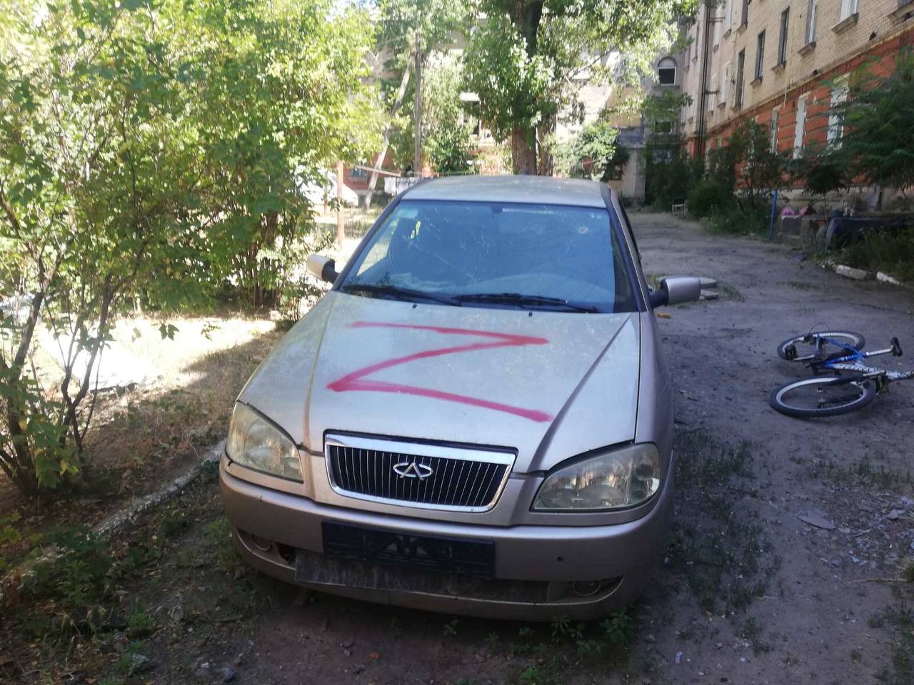 Душ на вулиці та потрощені авто: як нині живуть мешканці окупованих частин Донеччини та Луганщини (ФОТО) 1