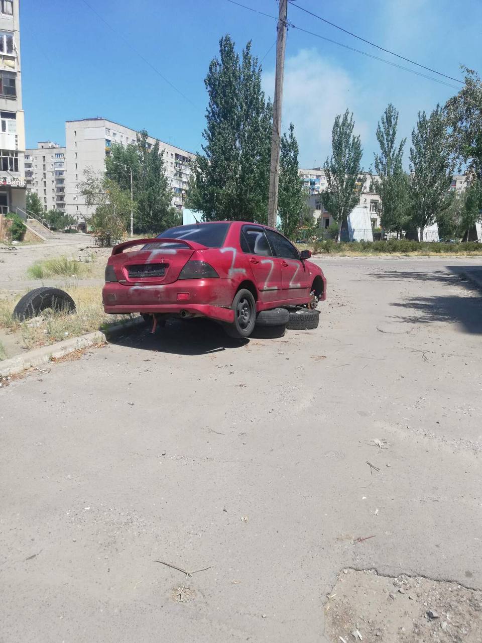 Душ на вулиці та потрощені авто: як нині живуть мешканці окупованих частин Донеччини та Луганщини (ФОТО) 2