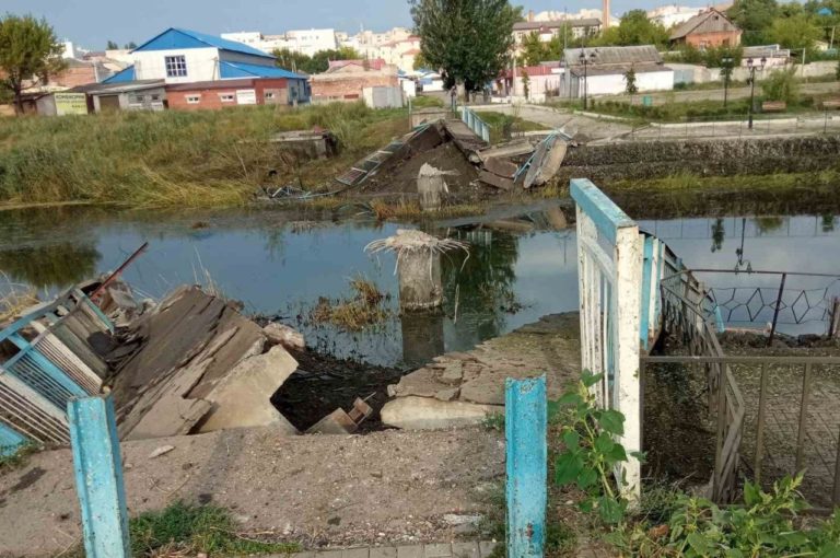 В Бахмуті знищили пішохідний міст через річку