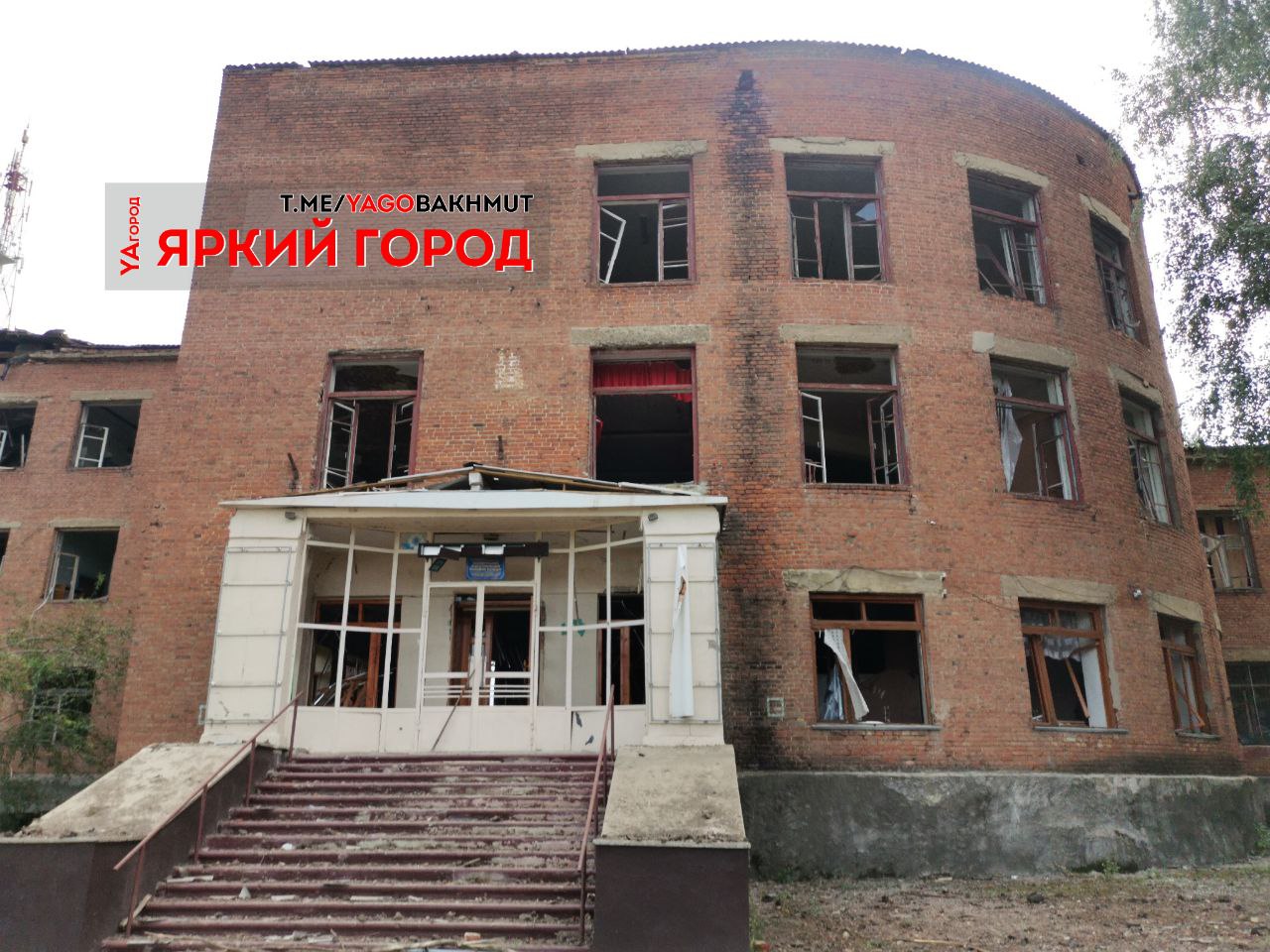 Российские войска ударили по Бахмутскому индустриальному колледжу (ФОТО) 1