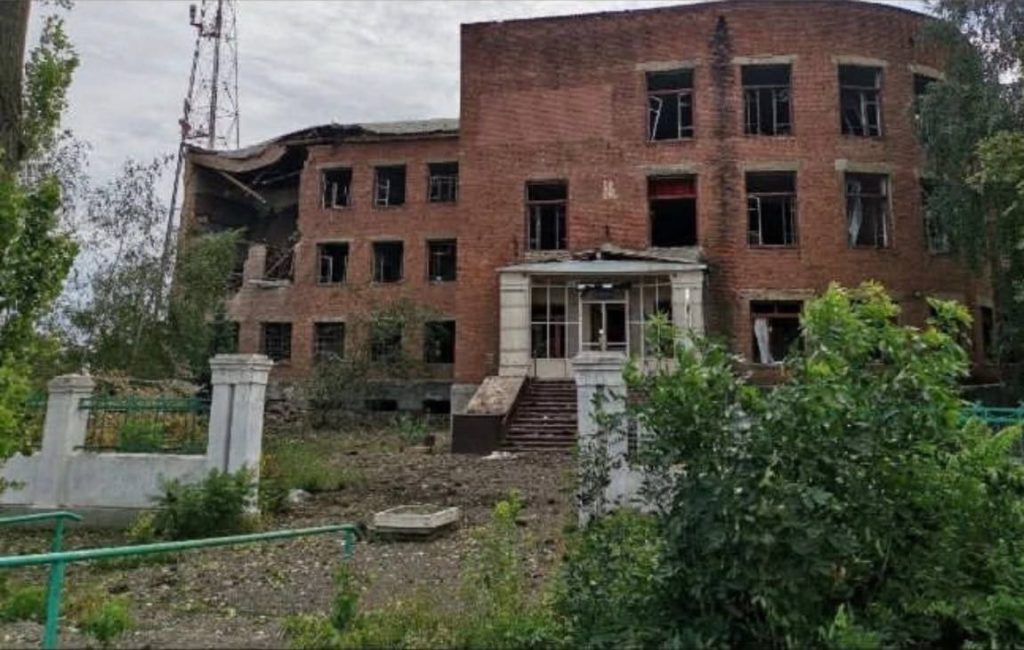 Российские войска ударили по Бахмутскому индустриальному колледжу (ФОТО)