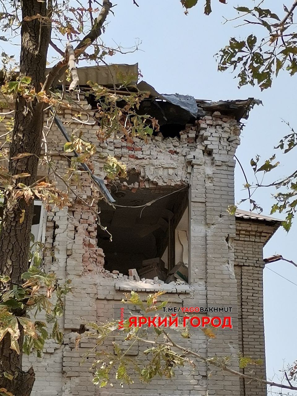 Російські окупанти вгатили по будівлі терапевтичного відділення Бахмута 1