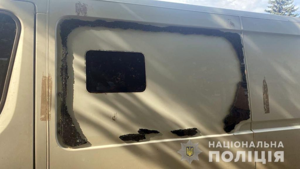 Оккупанты обстреляли автомобили, которыми вывозили людей из Марьинки: ранены полицейские (видео)
