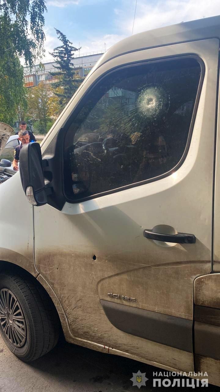 Окупанти обстріляли автівки, якими вивозили людей з Мар’їнки: поранені поліцейські (відео) 1