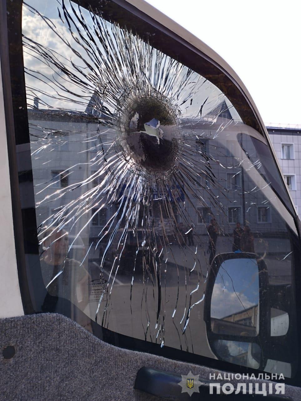 Оккупанты обстреляли автомобили, которыми вывозили людей из Марьинки: ранены полицейские (видео) 2