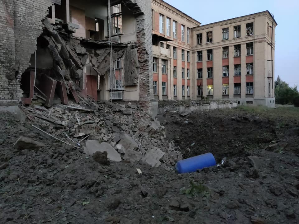 Оккупанты ударили по школе в Константиновке (ФОТО) 1