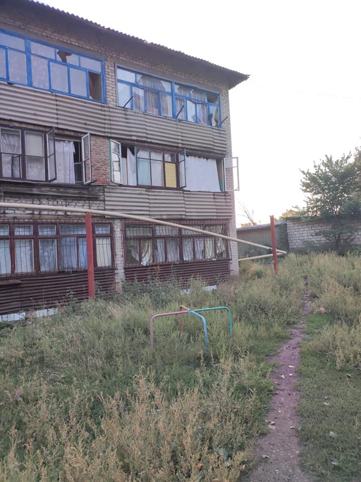 Оккупанты ударили по школе в Константиновке (ФОТО) 3