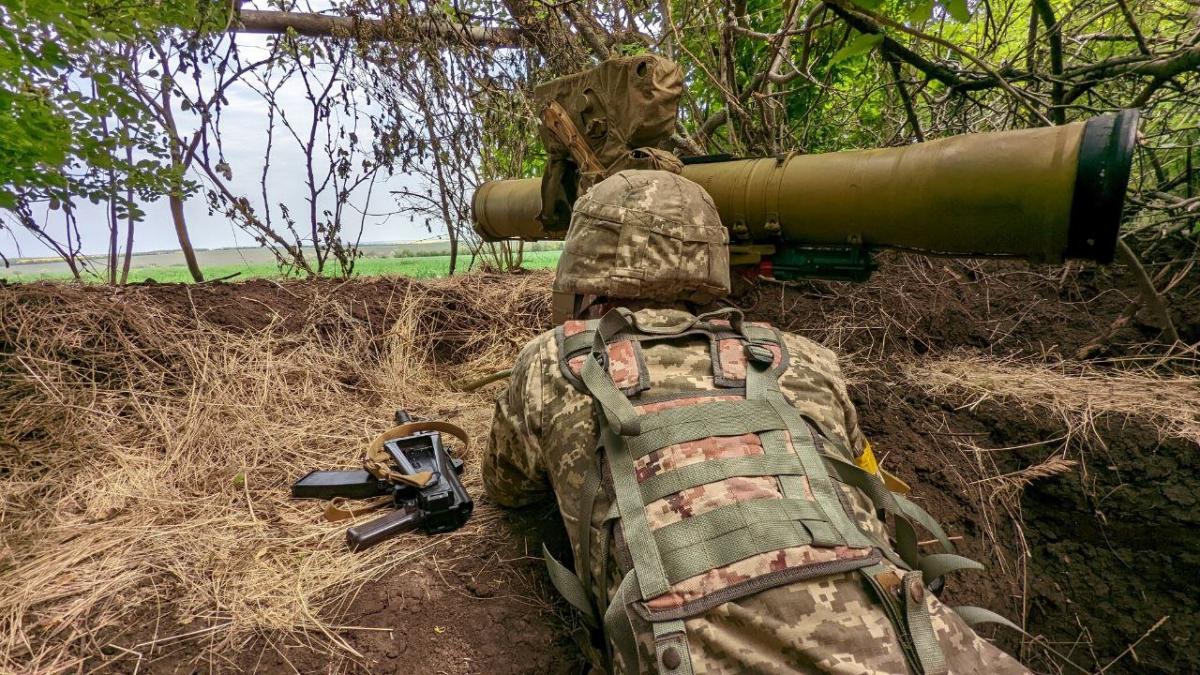 військовий ЗСУ на Донбасі зі зброєю