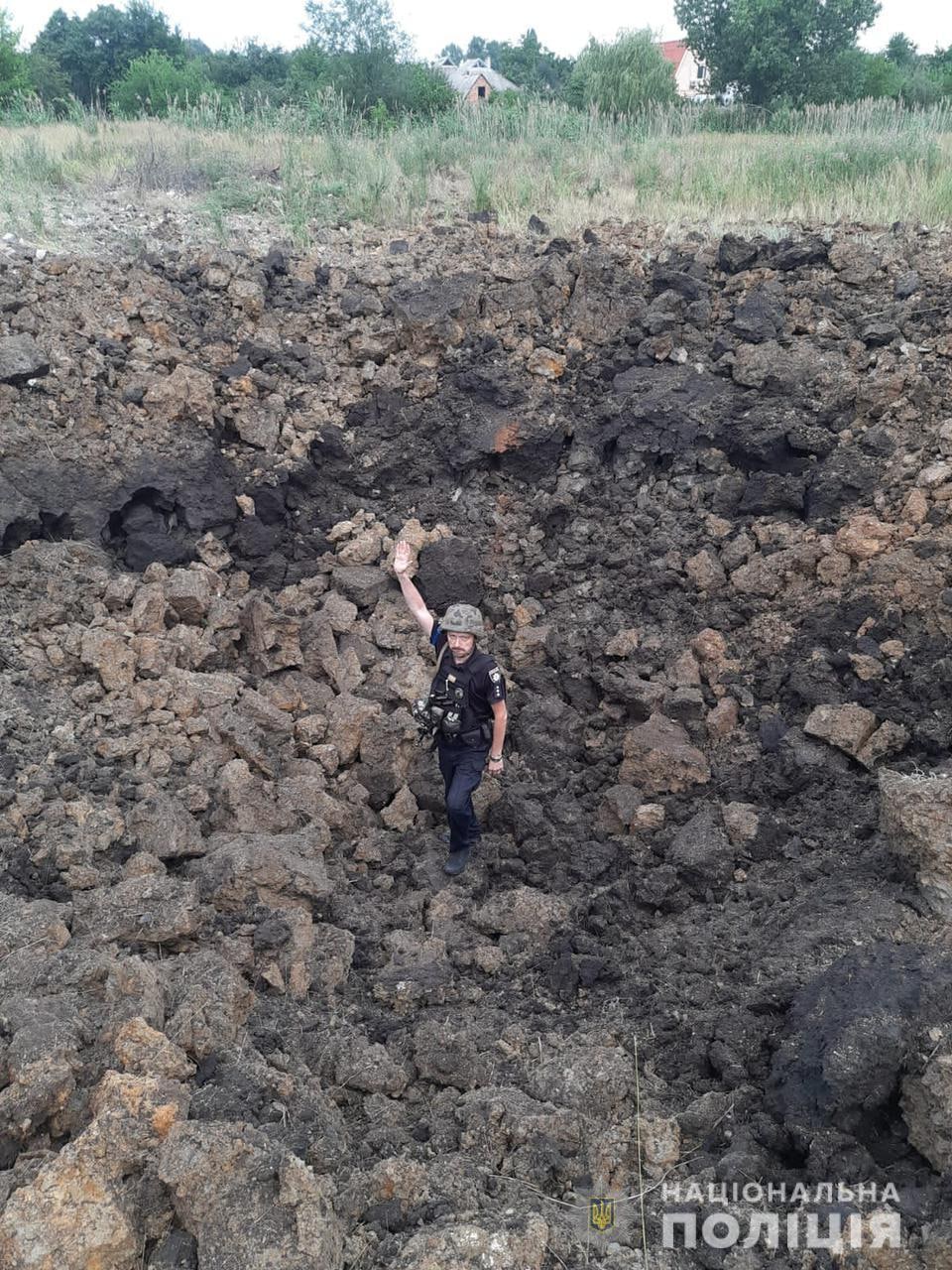 воронка на месте обстрела РФ в Донецкой области