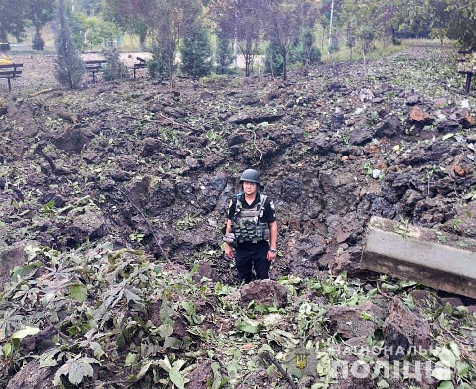 вирва на місці обстрілу в Донецькій області