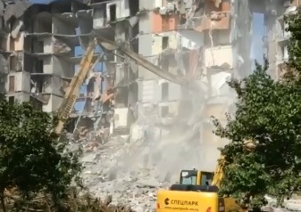В Мариуполе оккупанты начали сносить дома, разбомбленные ими же (ВИДЕО)