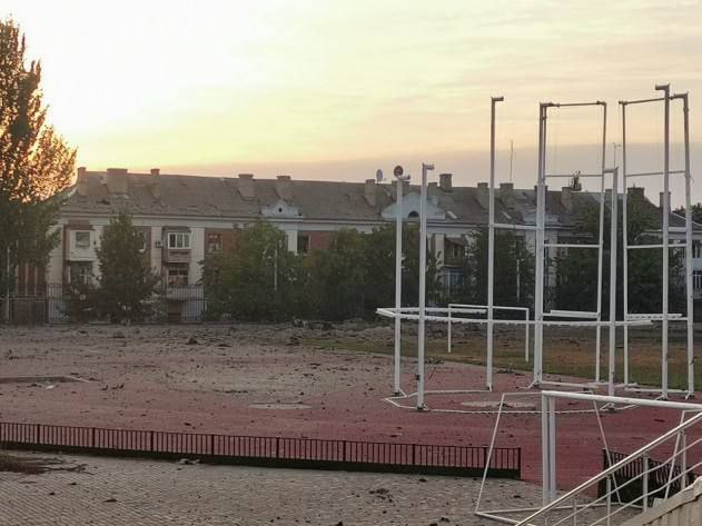 уничтоженное спортивное поле спорткомплекса Металлург в Бахмуте