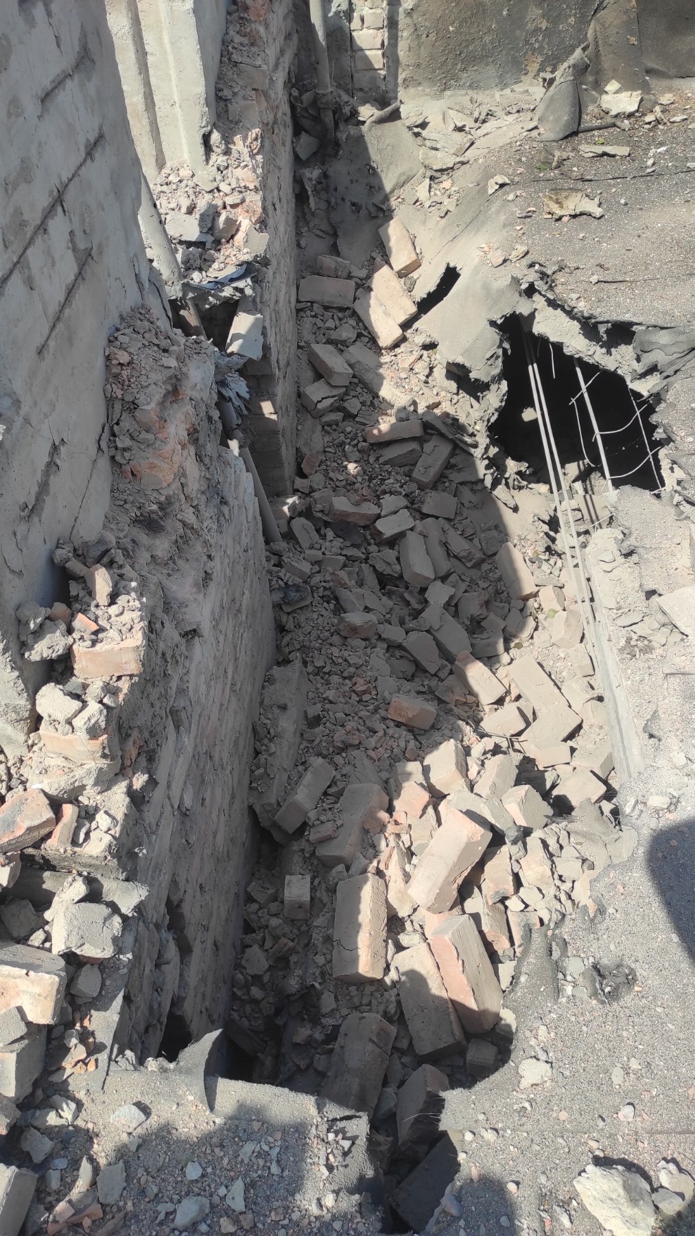Российские оккупанты обстреляли жилые кварталы Бахмута. Ранение получили не менее 5 жителей 4