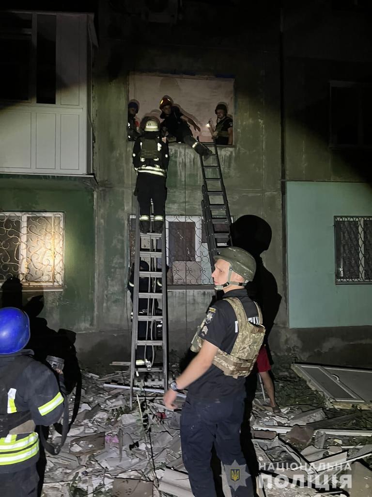 спасатели спасают жителей Константиновки