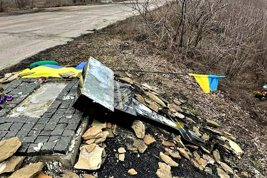 Война с погибшими. На Донбассе россияне и их пособники разрушают памятники бойцам АТО-ООС (ФОТО, ВИДЕО)