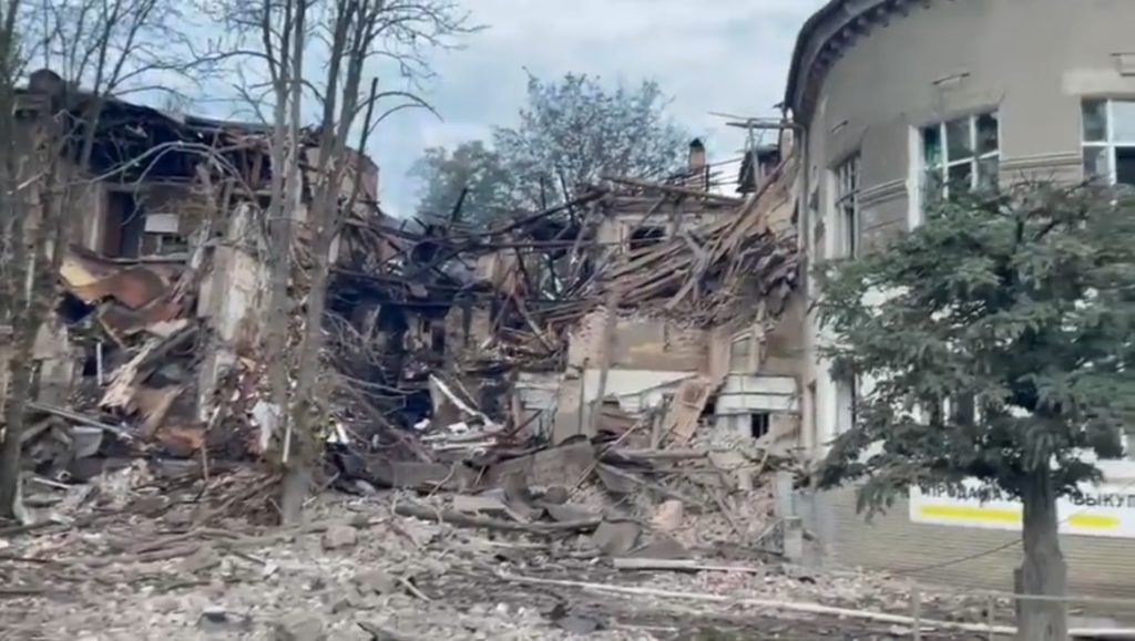 Оккупанты разрушили жилую трехэтажку в Славянске: ранен один житель