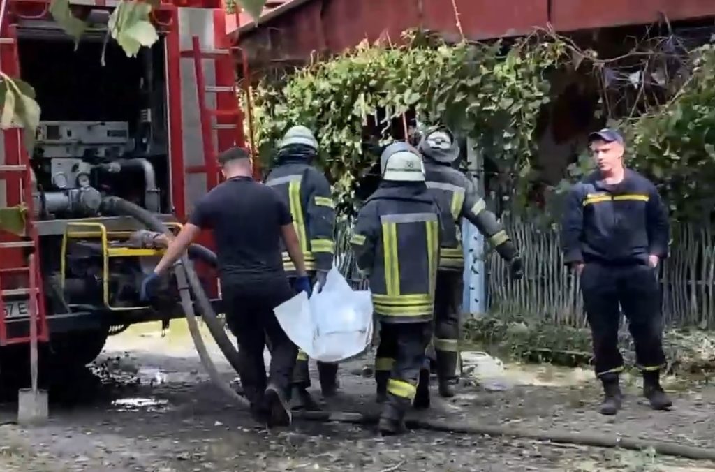Из-под завалов дома в Славянске достали тело первого человека. Еще двоих ищут
