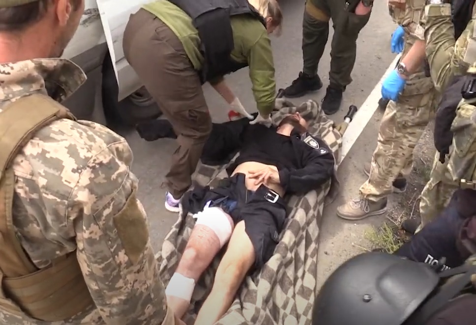 Під час евакуації жителів Авдіївки поранили одного поліцейського. Екіпаж потрапив під обстріл (відео)