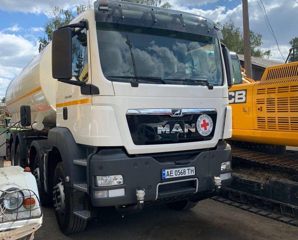 Благотворители из Красного Креста передали Славянску грузовик для подвоза воды и отремонтируют трансформатор
