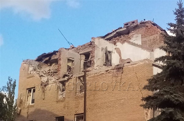 У Горлівці обстрілом зруйнована будівля колишньої ВБОЗ, де бойовики т.з. “ДНР” влаштували штаб і катівню (фото) 1