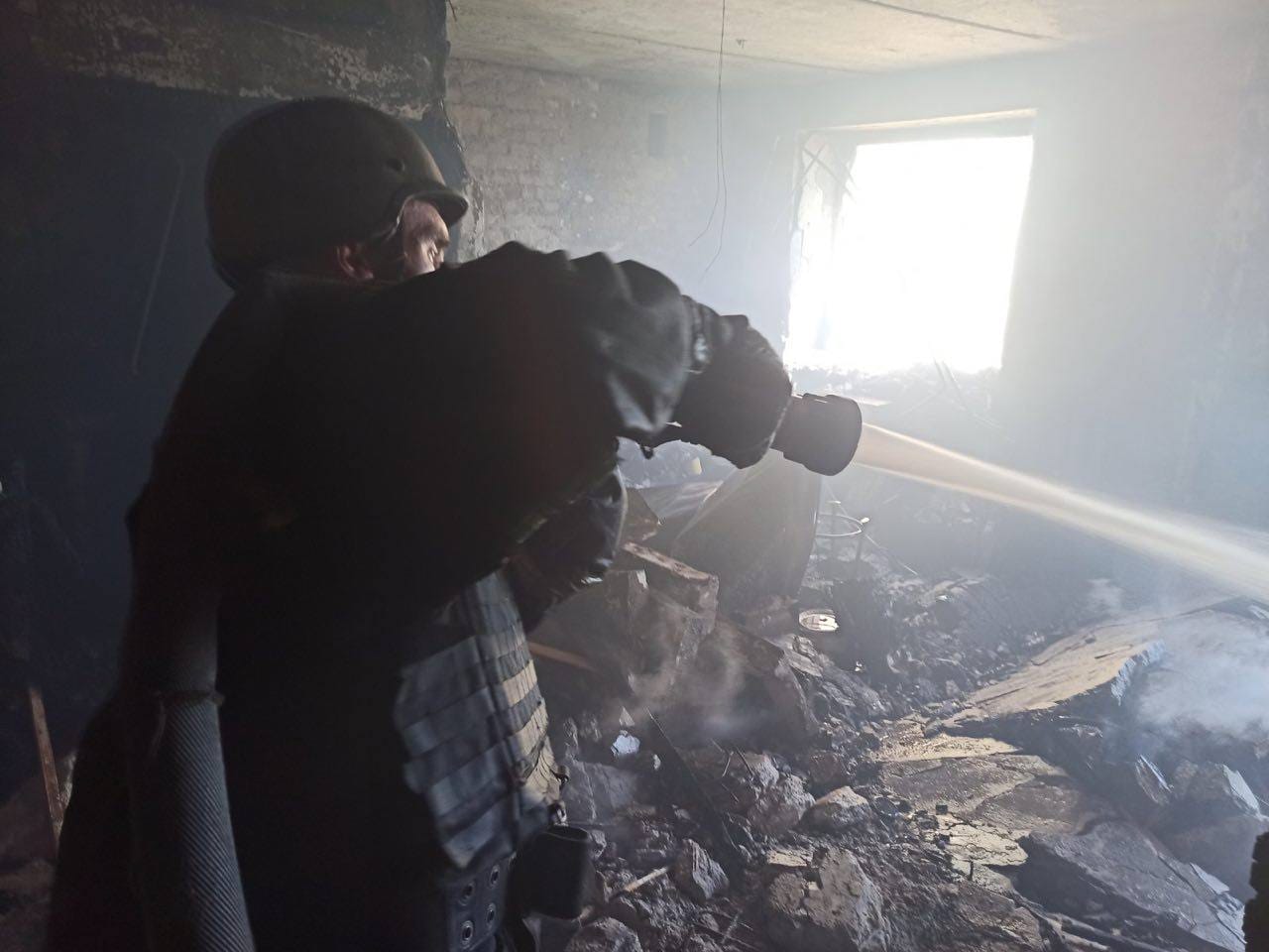 Обстрел Бахмута: оккупанты ударили с “Града” по пятиэтажке. С пожара спасли женщину 2