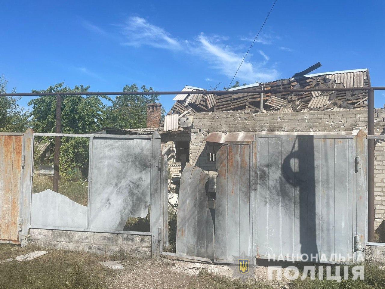 За добу окупанти обстріляли 11 населених пунктів Донеччини, гатили по мирних об’єктах (ФОТО) 3