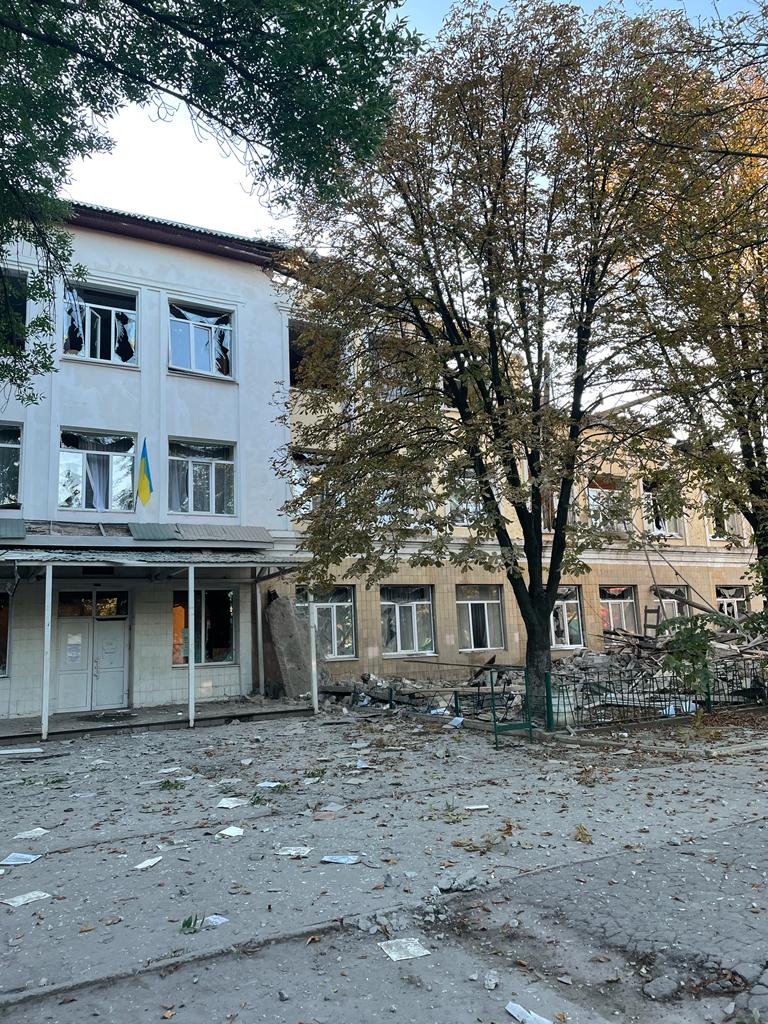 Оккупанты ракетным ударом разрушили Кураховскую гимназию №2 2