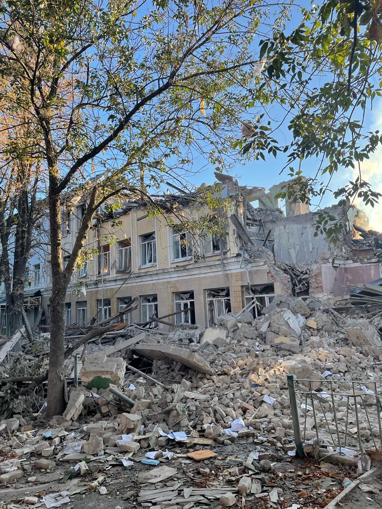 Оккупанты ракетным ударом разрушили Кураховскую гимназию №2 1