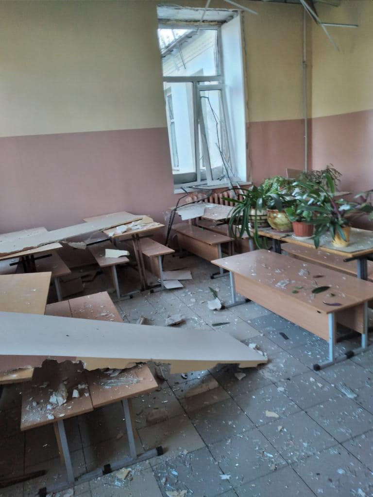 В результате обстрела в Славянске обрушился подъезд жилого дома. Под завалами могут быть люди, — глава ВГА 5
