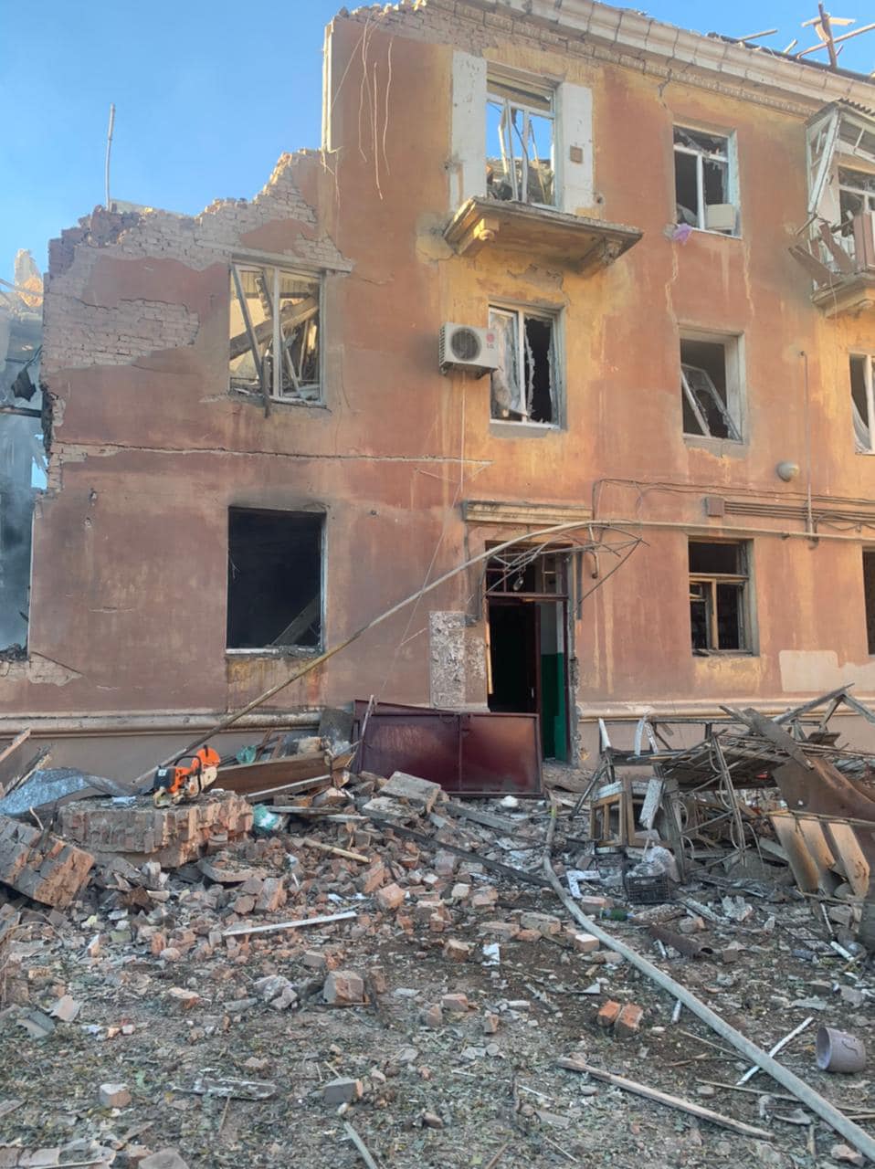 В результате обстрела в Славянске обрушился подъезд жилого дома. Под завалами могут быть люди, — глава ВГА 1