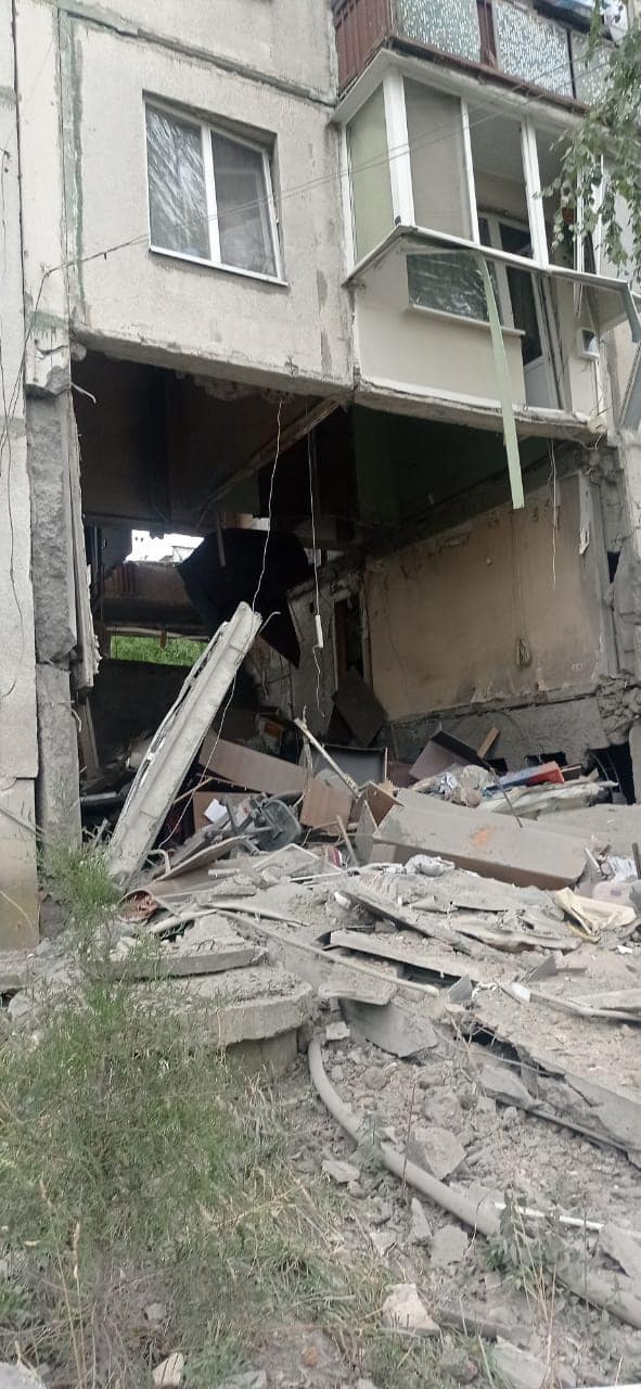 Погибла женщина: в Бахмуте россияне обстреляли жилую пятиэтажку (ФОТО) 4