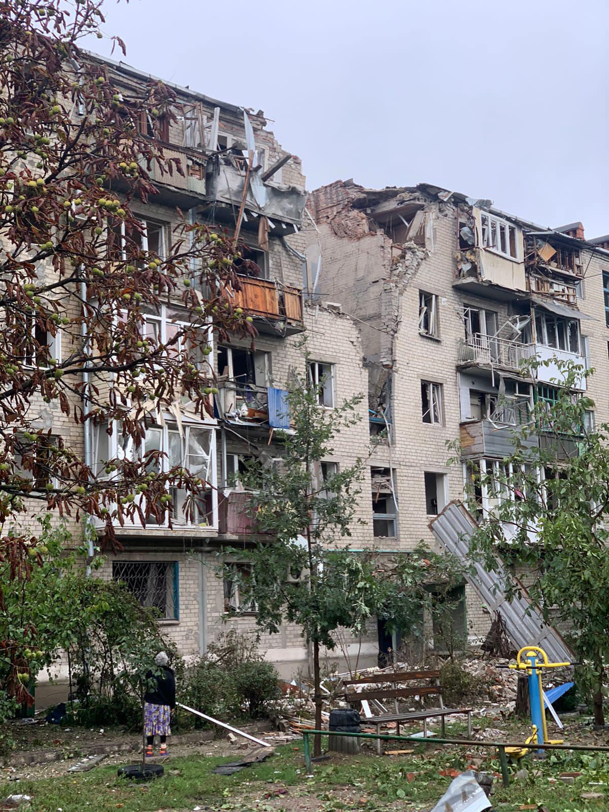 Оккупанты ударили по жилым многоэтажкам Славянска. Погиб мужчина, ранена женщина 1