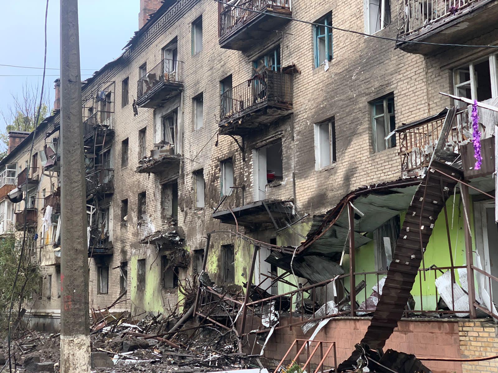 Оккупанты ударили по жилым многоэтажкам Славянска. Погиб мужчина, ранена женщина 5