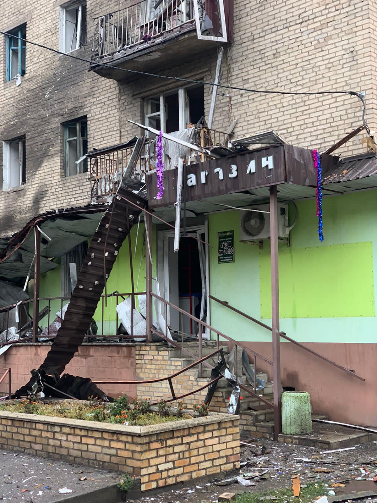 Оккупанты ударили по жилым многоэтажкам Славянска. Погиб мужчина, ранена женщина 4