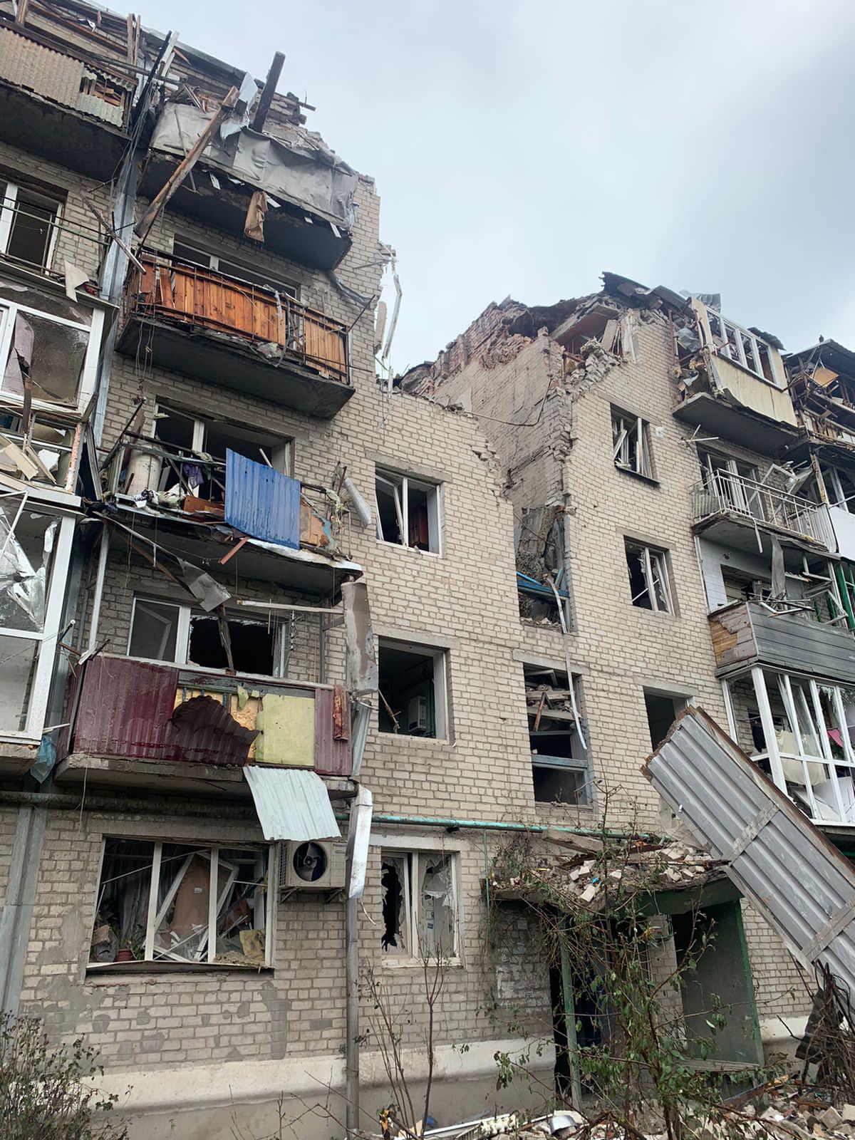 Оккупанты ударили по жилым многоэтажкам Славянска. Погиб мужчина, ранена женщина 3
