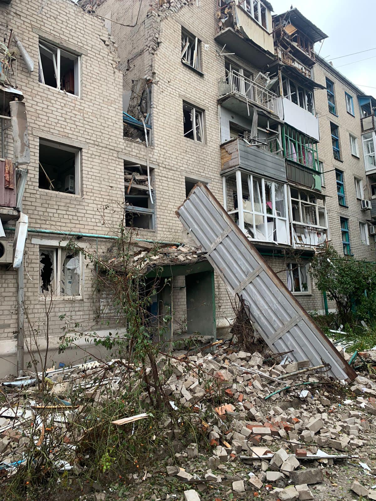 Оккупанты ударили по жилым многоэтажкам Славянска. Погиб мужчина, ранена женщина 2