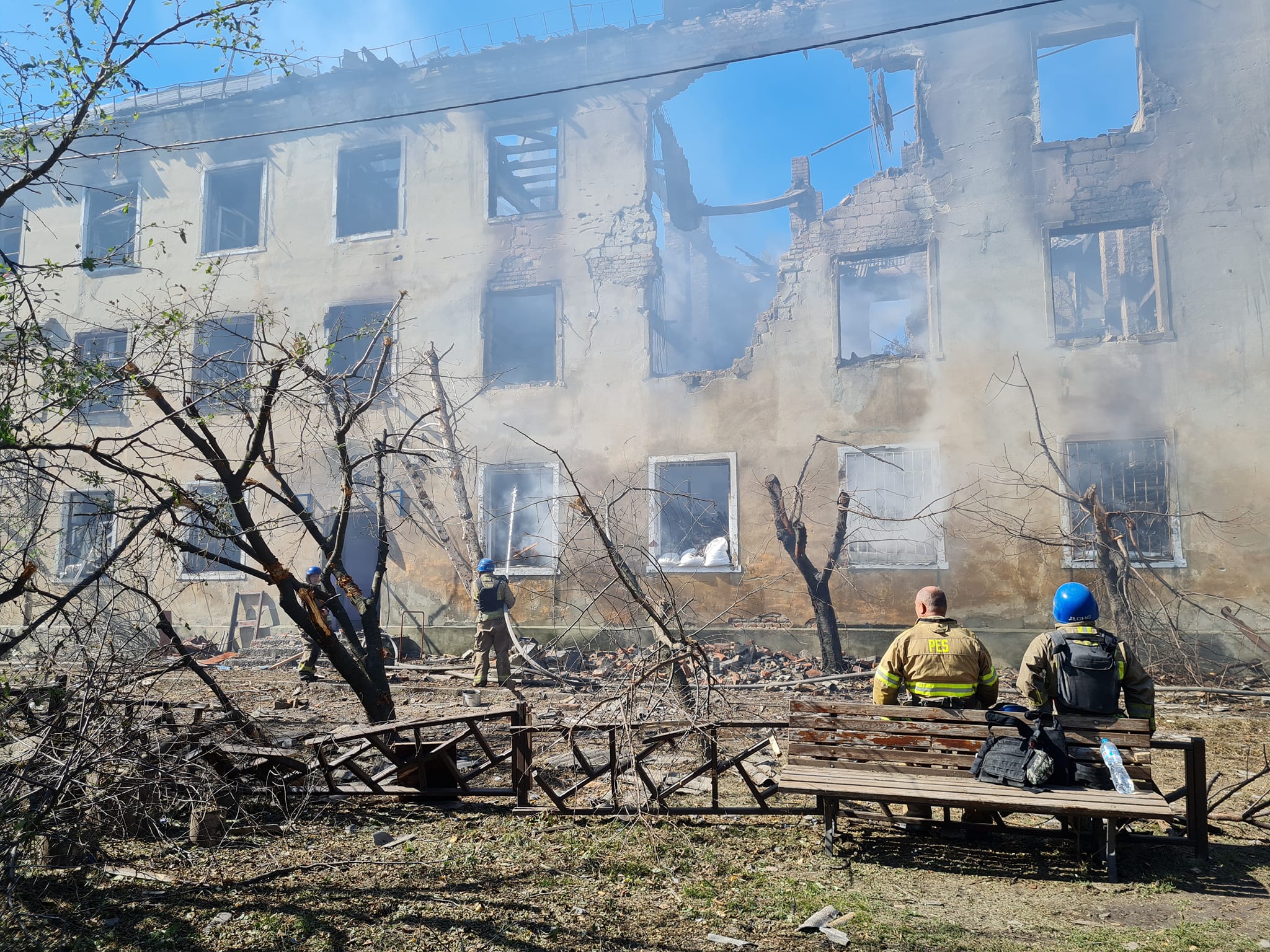 Оккупанты обстреляли многоэтажку в Курахово: 12 жителей получили ранения, среди них двое детей 5