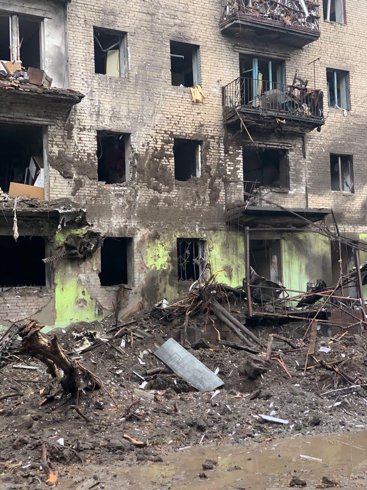 Оккупанты ударили по жилым многоэтажкам Славянска. Погиб мужчина, ранена женщина 6