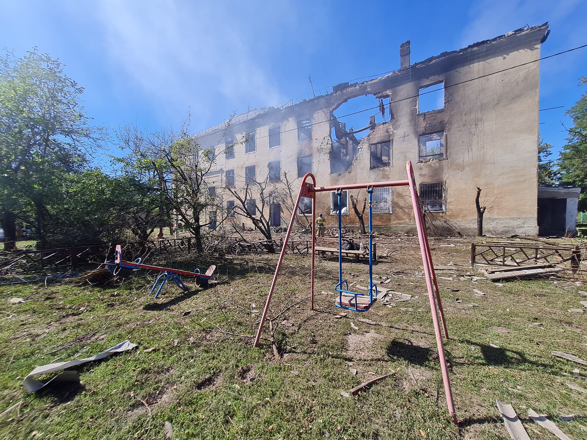 Оккупанты обстреляли многоэтажку в Курахово: 12 жителей получили ранения, среди них двое детей 1